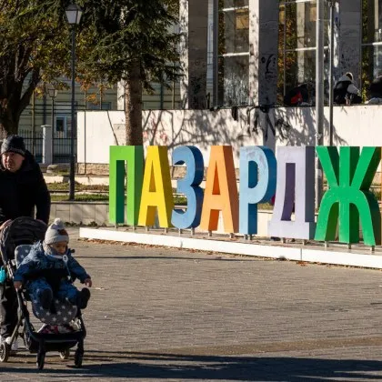 В зависимост от часа: Камион си играе с пешеходците в Казанлък СНИМКИ