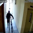 Две кражби за една нощ в столичния кв. &bdquo;Изток" - изчезнаха колело и тротинетка ВИДЕО