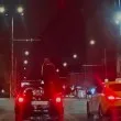 Пълно безумие в София: Младеж се вози ВЪРХУ движеща се кола насред булевард ВИДЕО