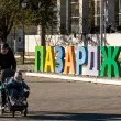 В зависимост от часа: Камион си играе с пешеходците в Казанлък СНИМКИ