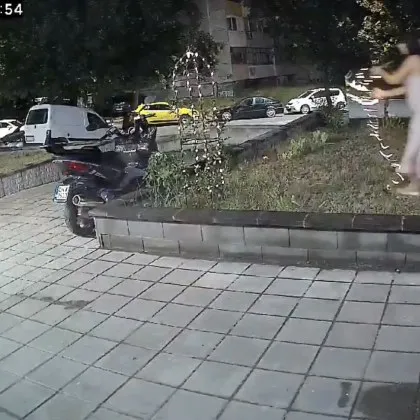 Коледа подрани! Дама си прибра лампичките направо от градинката ВИДЕО