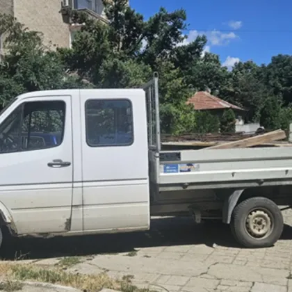 В зависимост от часа: Камион си играе с пешеходците в Казанлък СНИМКИ