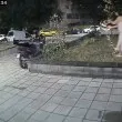 Коледа подрани! Дама си прибра лампичките направо от градинката ВИДЕО