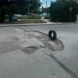 Още няколко гуми и дупката ще се запълни: Варненец показа опасен кратер СНИМКИ
