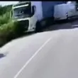 Секунди до челния удар! ТИР излетя от пътя, за да спаси безразсъден шофьор ВИДЕО