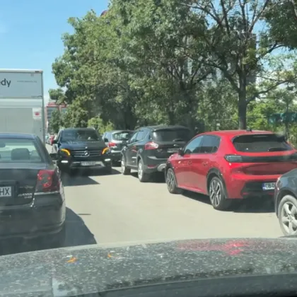 Дама с "Мерцедес" се намърда в насрещното на булевард в София ВИДЕО