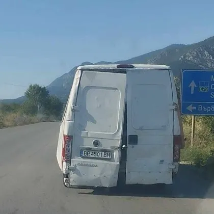 Разпадащ се бус на пътя разгневи Диана Русинова