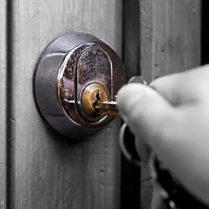 Странни посегателства в София: Запълват ключалките на жилища с лепило