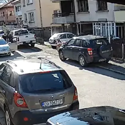 Война за паркомясто в Самоков: Полицейски началник и съсед влязоха в брутален бой ВИДЕО