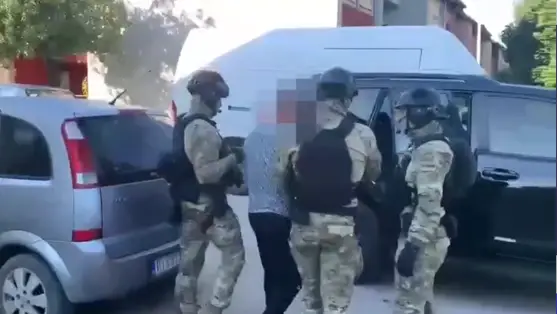 Петима задържани, сред които и полицаи, при разбиването на канал за мигранти през България