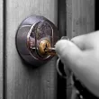 Странни посегателства в София: Запълват ключалките на жилища с лепило