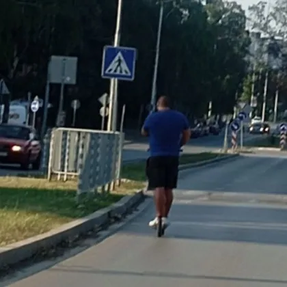 Безумие на две колела: Телефон в ръката, тротинетка на булеварда... Какво още чакаме?