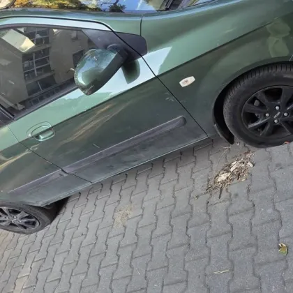 Нарязаха гумите на автомобил, собственикът отправи необичаен призив СНИМКИ