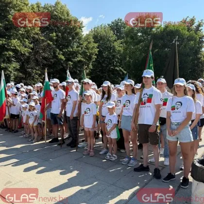 Ркорден брой са участниците в похода "По стъпките на Апостола" в Карлово СНИМКИ