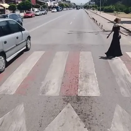 "Бързак" прелетя между пешеходци на "зебра" в София ВИДЕО