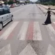 "Бързак" прелетя между пешеходци на "зебра" в София ВИДЕО