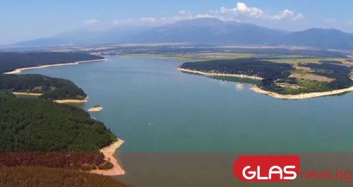 Въпреки че не е добър плувец, мъж спаси момче от