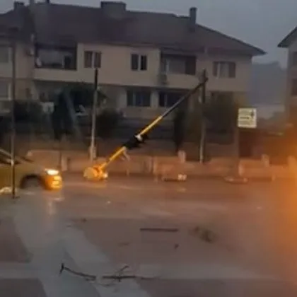 Бурята в Благоевградско: Свлачище блокира Кресненското дефиле, ураганен вятър събори светофар ВИДЕА