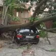 Щети и смачкани коли след бурята в Благоевград