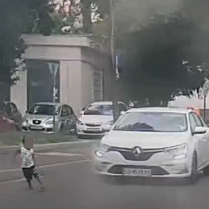 На косъм от трагедия: Дете изскочи внезапно пред кола в София ВИДЕО