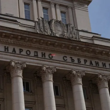 Разрешиха разполагането на US самолети на базата в Безмер