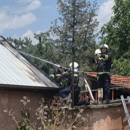Огнеборци спасиха къща след пожар, тръгнал от комин на неизползвана камина