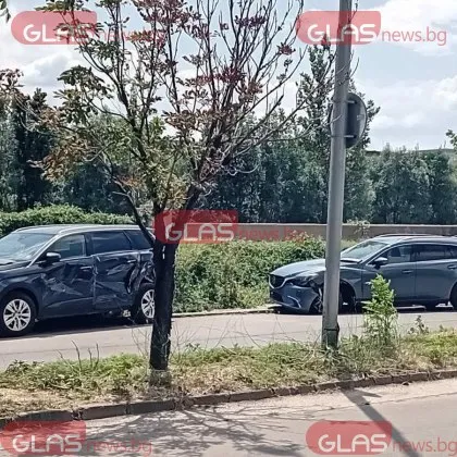 Паркирани коли са със сериозни щети след удар в Пловдив СНИМКИ