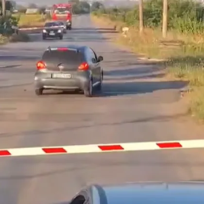 Безразсъдство на релсите: Автомобил премина през ЖП прелез при спуснати бариери