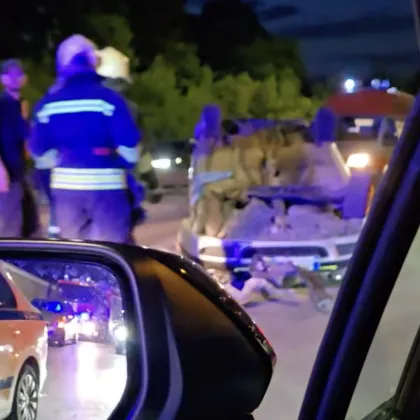 Кола се обърна по таван в София ВИДЕО