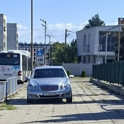 Нагло паркиране върху тротоара пред детска градина в София разгневи граждани