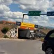 Камион заседна под бетонен мост в София СНИМКА