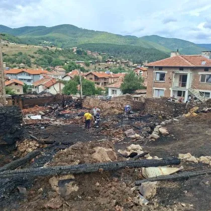 Голям пожар горя във Велинградско СНИМКИ