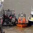 Лодка се заби в лондонски мост, полицаи са в болница
