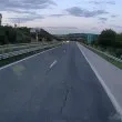 Опасно: Мъж се движи с тротинетка в аварийната лента на АМ "Хемус" СНИМКА