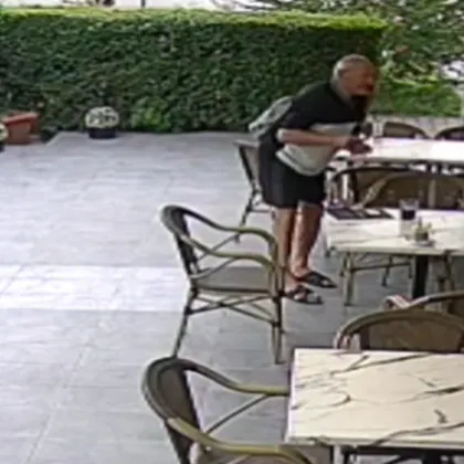 Мъж открадна пари от маса в заведение в Пловдив ВИДЕО