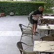 Мъж открадна пари от маса в заведение в Пловдив ВИДЕО