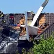 Самолет се разби в покрива на къща, евакуираха района