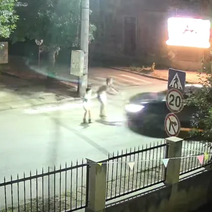 Баща и дете бяха пометени на пешеходна пътека в Червен бряг, публикуваха потресаващо ВИДЕО