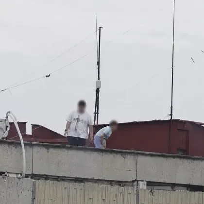 Камъни с размер на портокал полетяха от 15-ия етаж към детска площадка