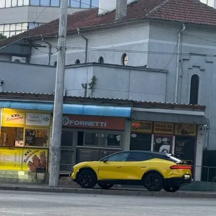 Lotus за стотици хиляди. Правото да спираш на тротоара явно е бонус
