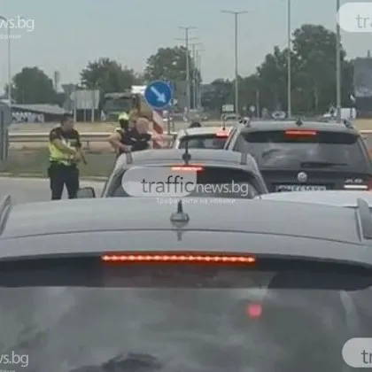 Зрелищен арест в Пловдив! Извадиха мъж от кола ВИДЕО