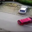 Брутален удар между електрическа тротинетка и кола прати две деца в болница ВИДЕО