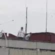 Камъни с размер на портокал полетяха от 15-ия етаж към детска площадка