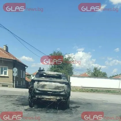 Зловеща гледка в Горни Богров: Автомобил изгоря напълно, двама са откарани с линейка