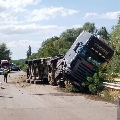 Камион със зърно се удари в мантинела, блокира път СНИМКИ