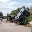 Камион със зърно се удари в мантинела, блокира път СНИМКИ