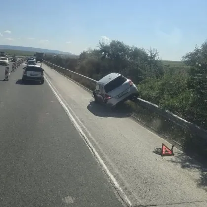 Автомобил се качи върху мантинелата на АМ &bdquo;Хемус" към Варна