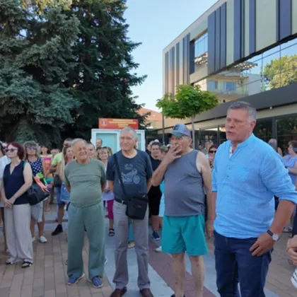 Жители на Горна Оряховица излязоха на протест в подкрепа на кмета Николай Рашков