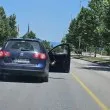 Климатик по софийски: Кола се движи с отворена врата и крак навън ВИДЕО