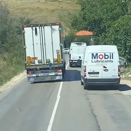 Безумие край Арчар: ТИР тръгна на самоубийствено изпреварване без видимост ВИДЕО